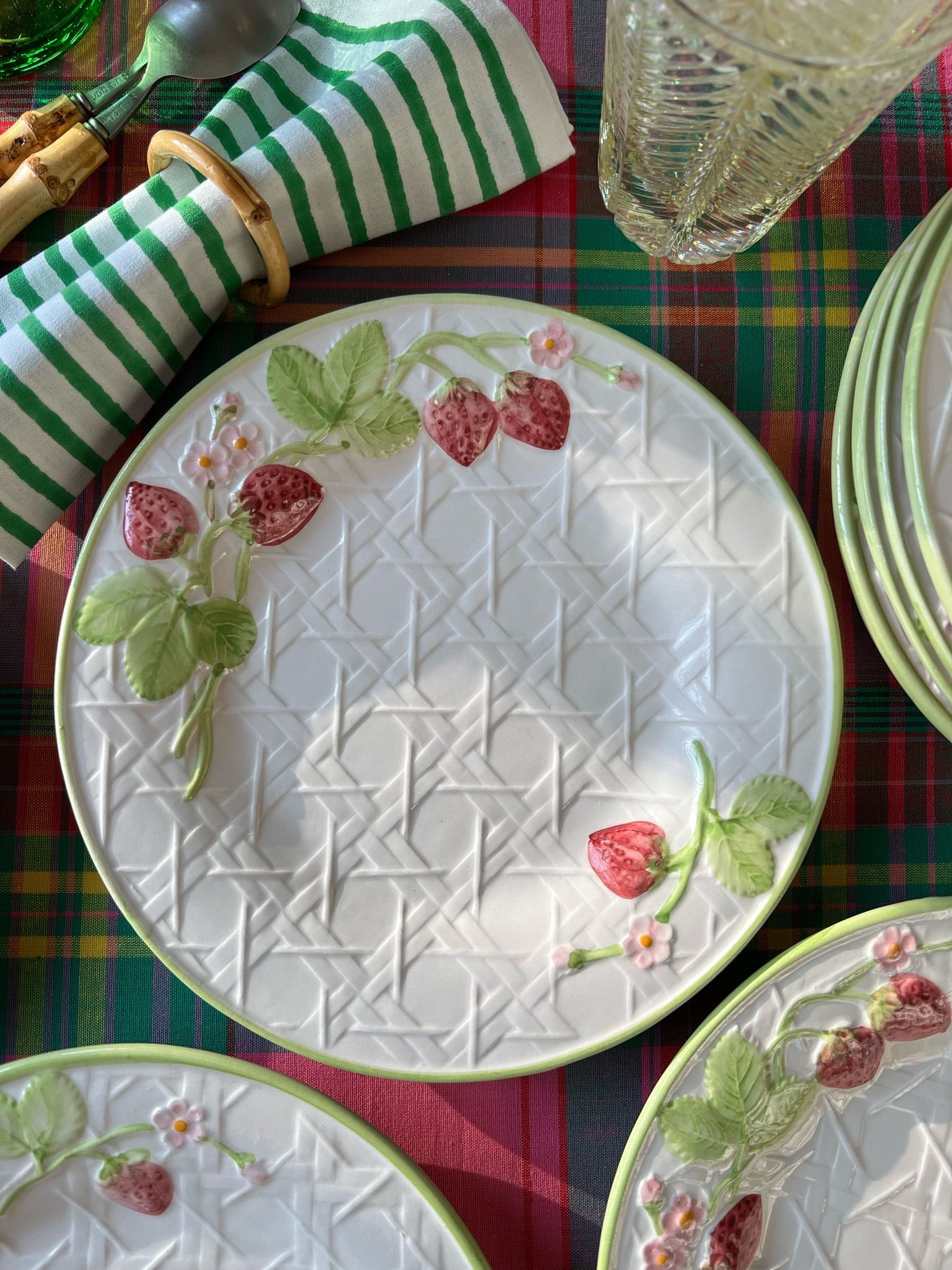 Ensemble de 8 assiettes à dessert et un grand plat cannage et fraises