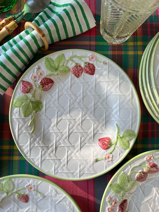 Ensemble de 8 assiettes à dessert et un grand plat cannage et fraises