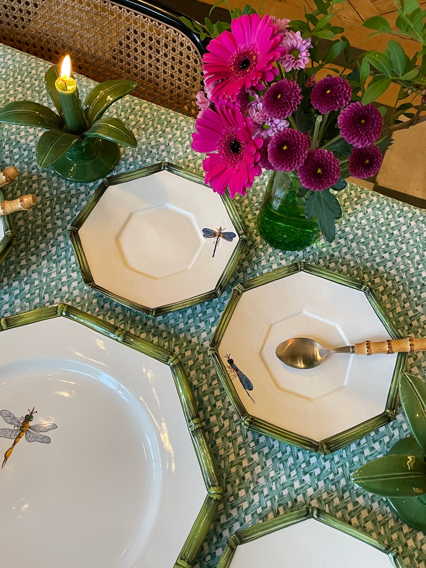 7 assiettes à dessert et un plat décor bambou et libellules Made in Italy