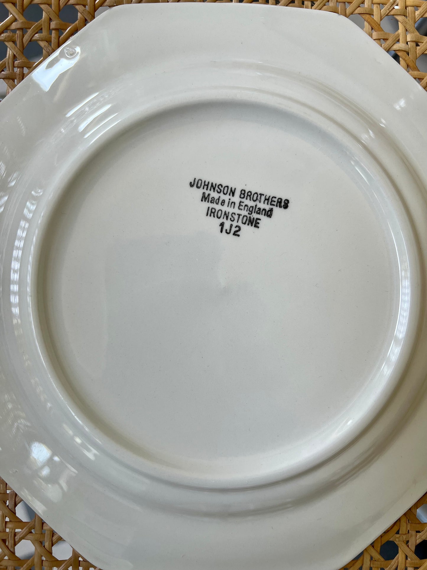 6 assiettes octogonales blanches et rouge Johnson Brothers