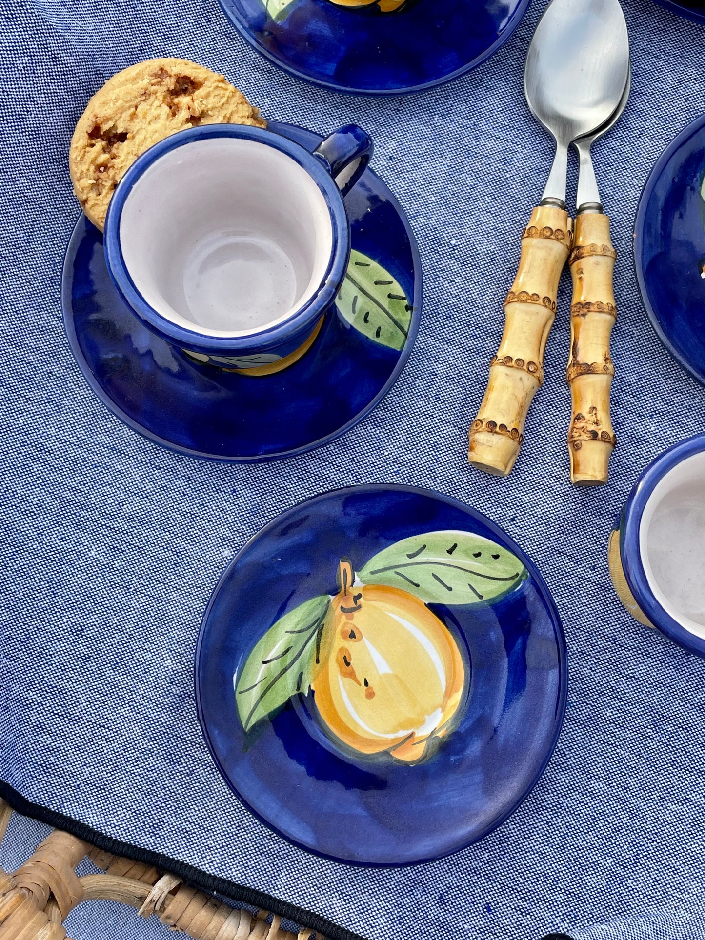 Ensemble 5  tasses à café, 6 sous tasses et 1 sucrier citrons