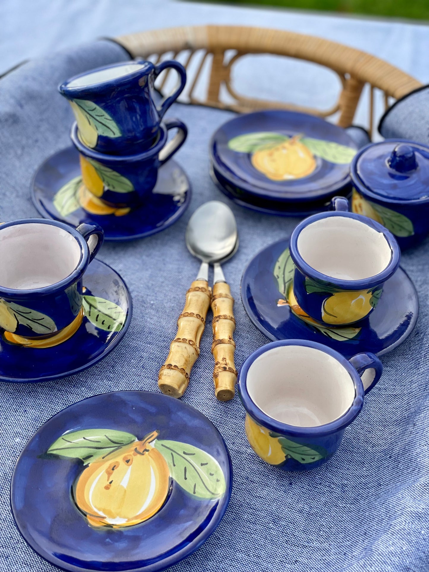 Ensemble 5  tasses à café, 6 sous tasses et 1 sucrier citrons