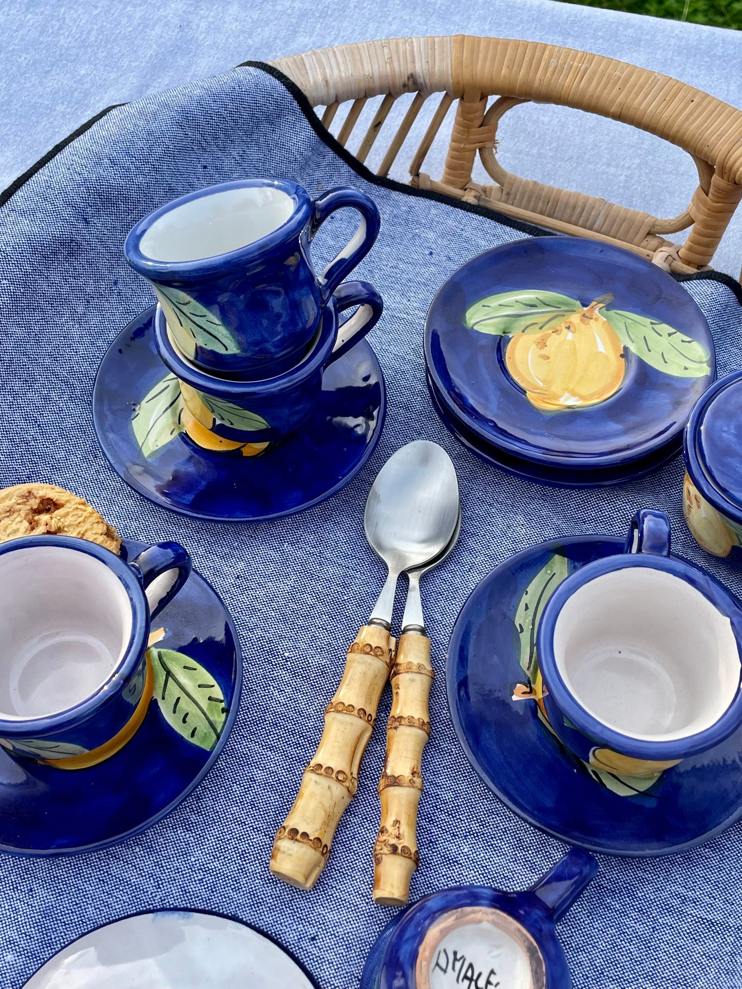 Ensemble 5  tasses à café, 6 sous tasses et 1 sucrier citrons
