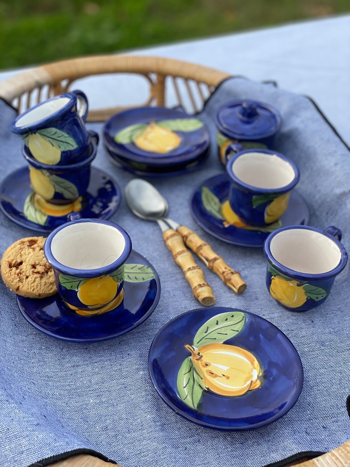 Ensemble 5  tasses à café, 6 sous tasses et 1 sucrier citrons