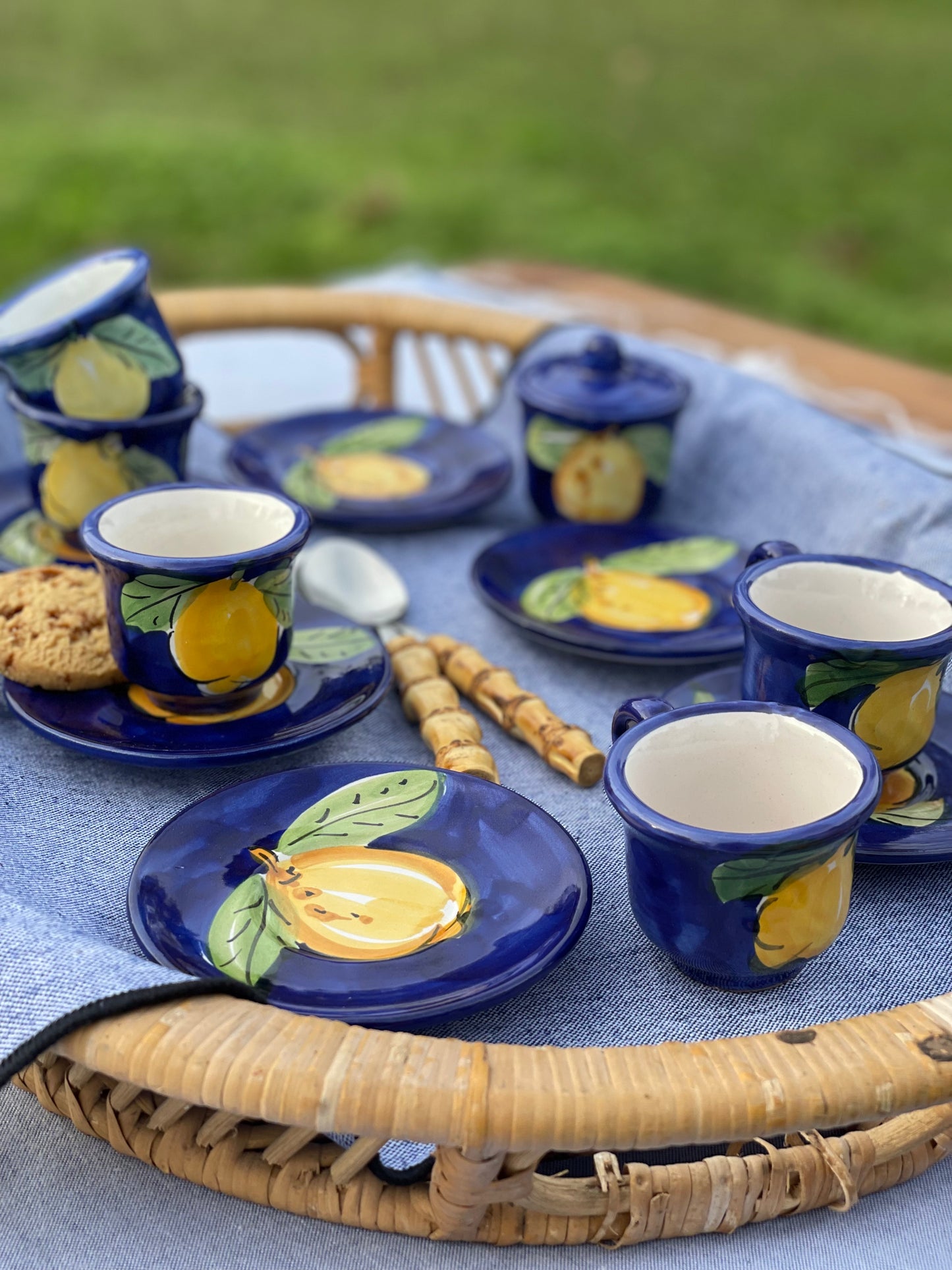 Ensemble 5  tasses à café, 6 sous tasses et 1 sucrier citrons